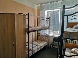 Отель Freedom Hotel Kiev Киев Спальное место на двухъярусной кровати в общем номере для мужчин-1